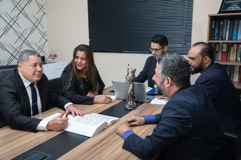 5 עורכי דין בחדר